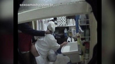 Motoboy het seks met skoonmaakdame in restaurant tussen aflewerings