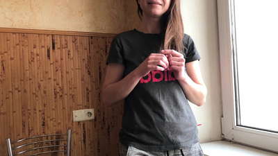 Broer het stiefsuster gehelp om voor die eerste afspraak te ontspan. Russiese amateur met praat