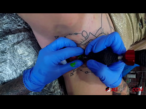 ❤️ Uiters getatoeëerde hottie Sully Savage het 'n tatoeëermerk op haar klitoris gekry ❌ Porno op af.com-porn-mz.ru ❌️