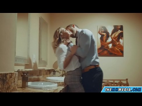❤️ Wanneer 'n rondborstige blondine jou in 'n openbare toilet verlei ❌ Porno op af.com-porn-mz.ru ❌️